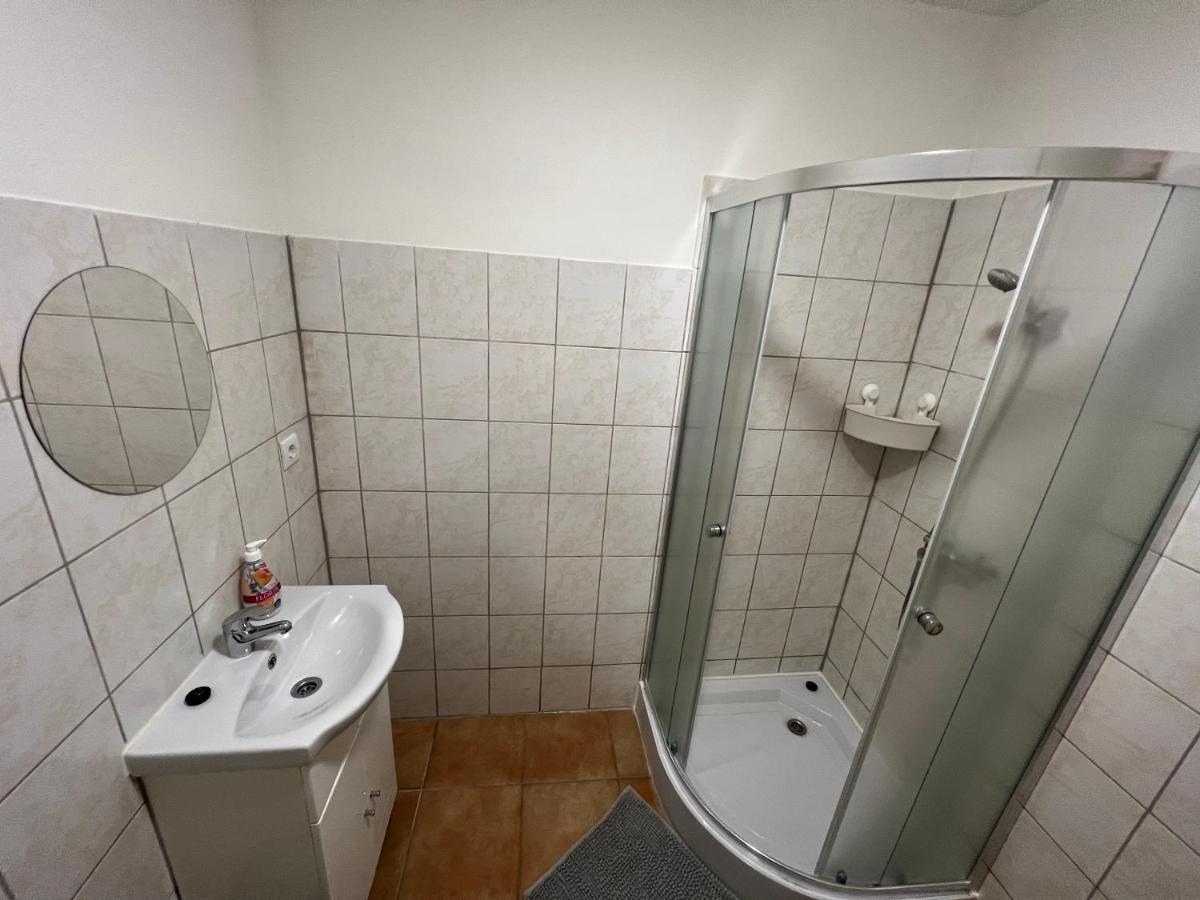 Jo Minosegu Lakasok Kivalo Kozlekedes Mellett Lägenhet Budapest Exteriör bild